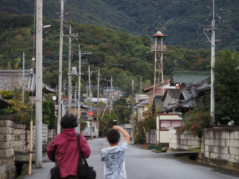 雨上がりの小田を歩く